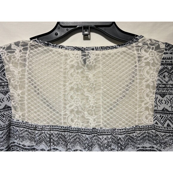 MAURICES Pre-loved top with crochet/lace back SIZE XL - Picture 3 of 5